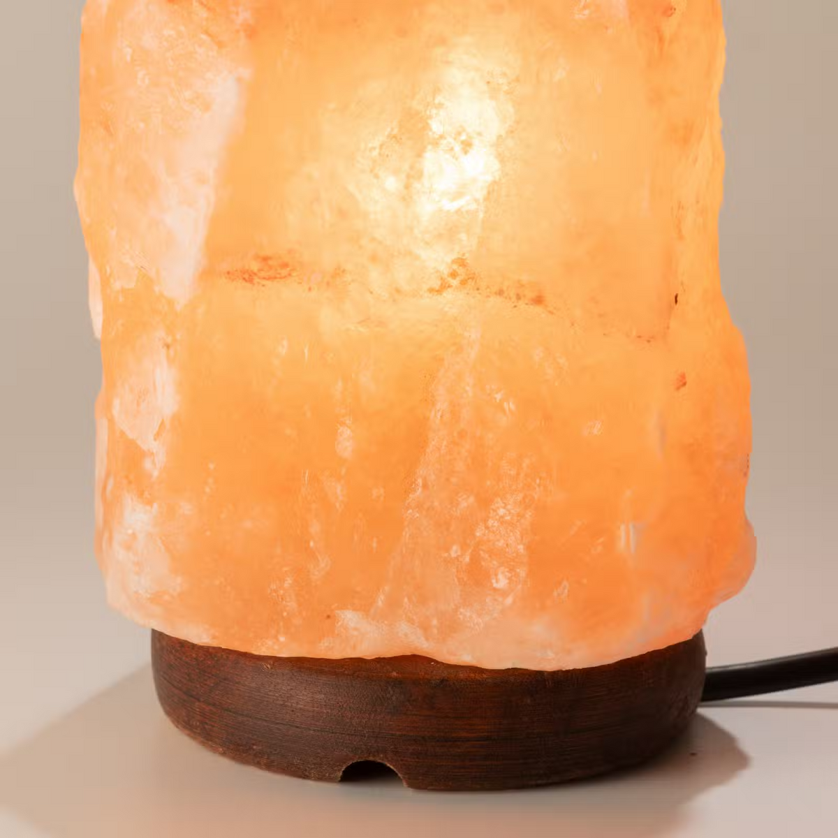 Himalayan salt lamp from Cometto, 1.5-2 kg, showcasing a warm, natural salt crystal lamp for ambient lighting and decoration.