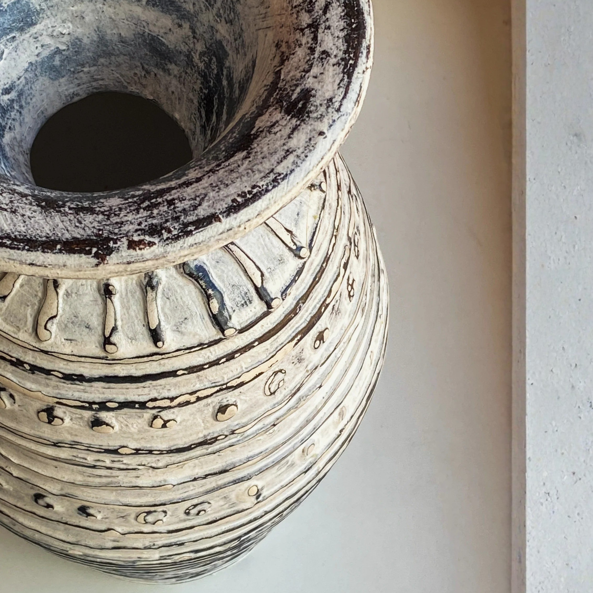 Vază Ceramică de Masă Lombok Crem cu Modele Contemporane, Pictată Manual