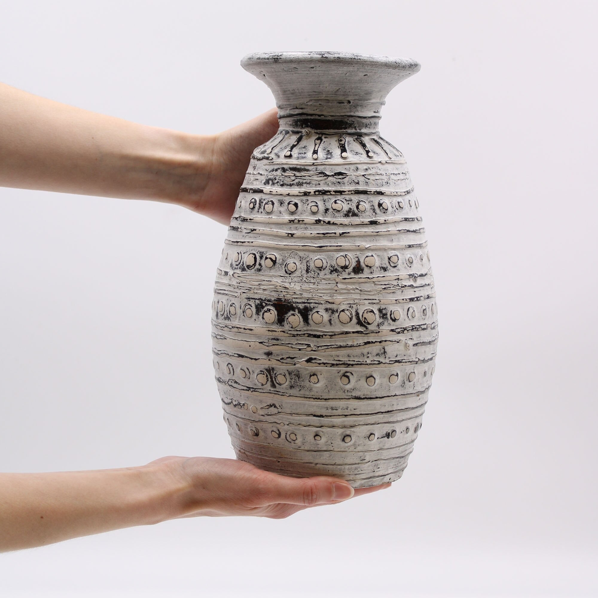 Vază Ceramică de Masă Lombok Crem cu Modele Contemporane, Pictată Manual